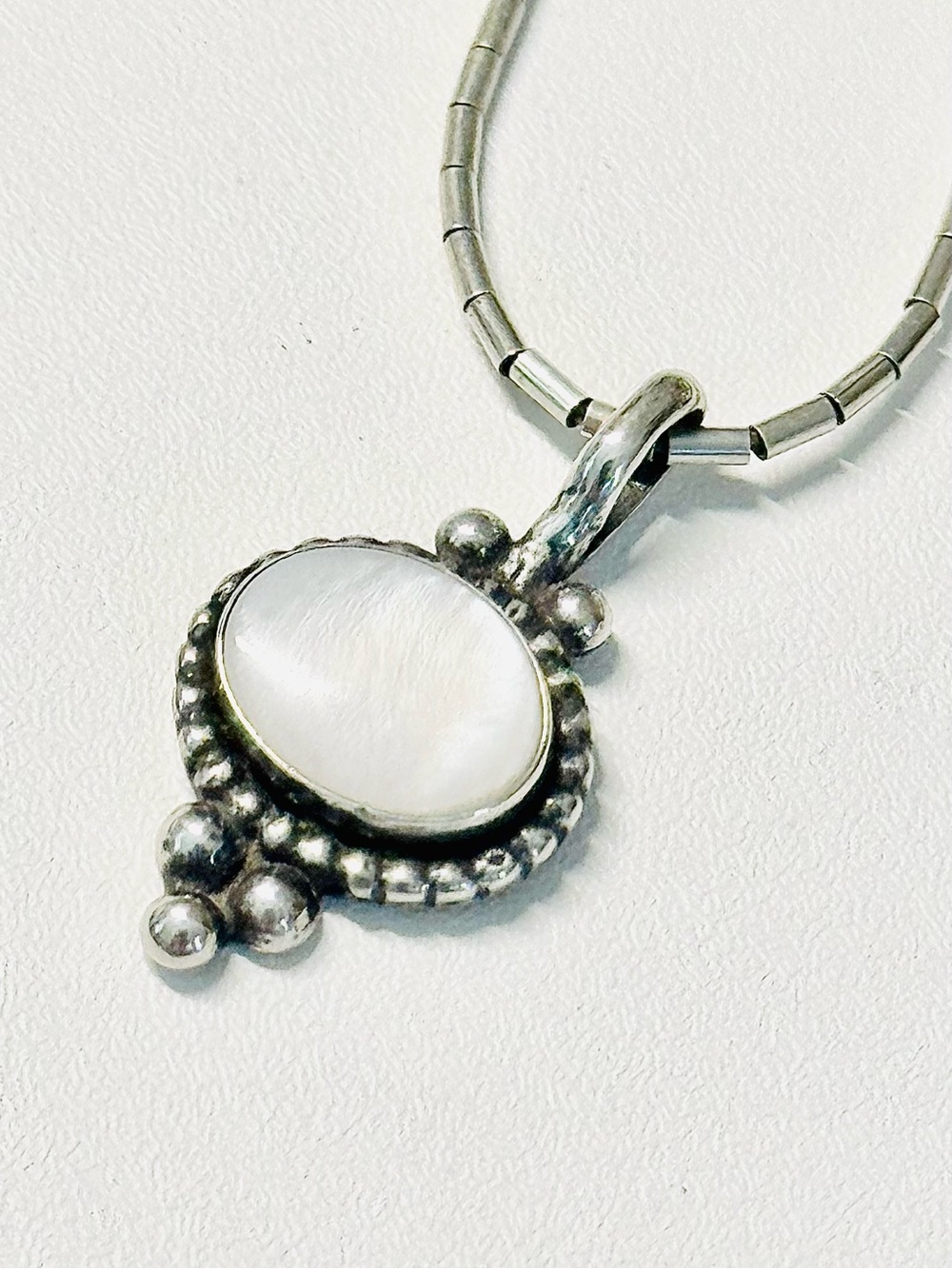 Native American Sterling ‘Liquid Silver’ Mother of Pearl Necklace - Picture 3 of 9